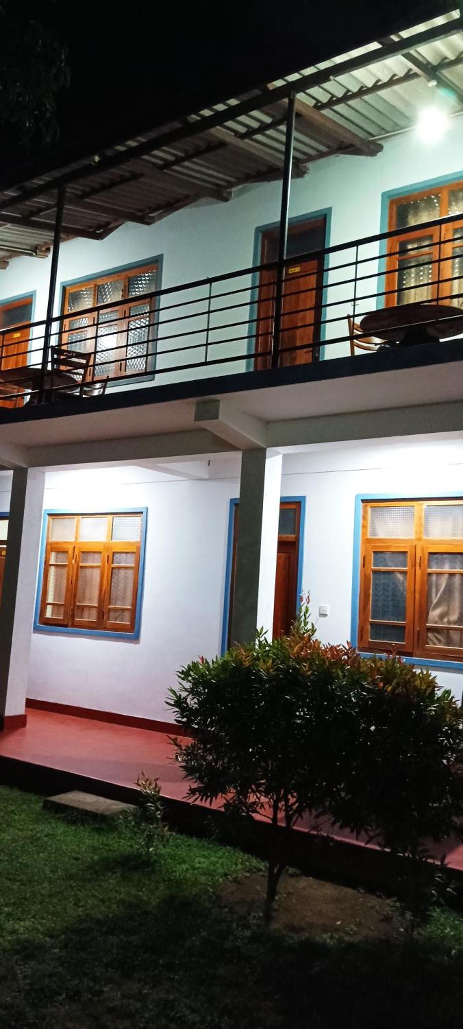 Parakum Rest Rooms Полоннарува Экстерьер фото